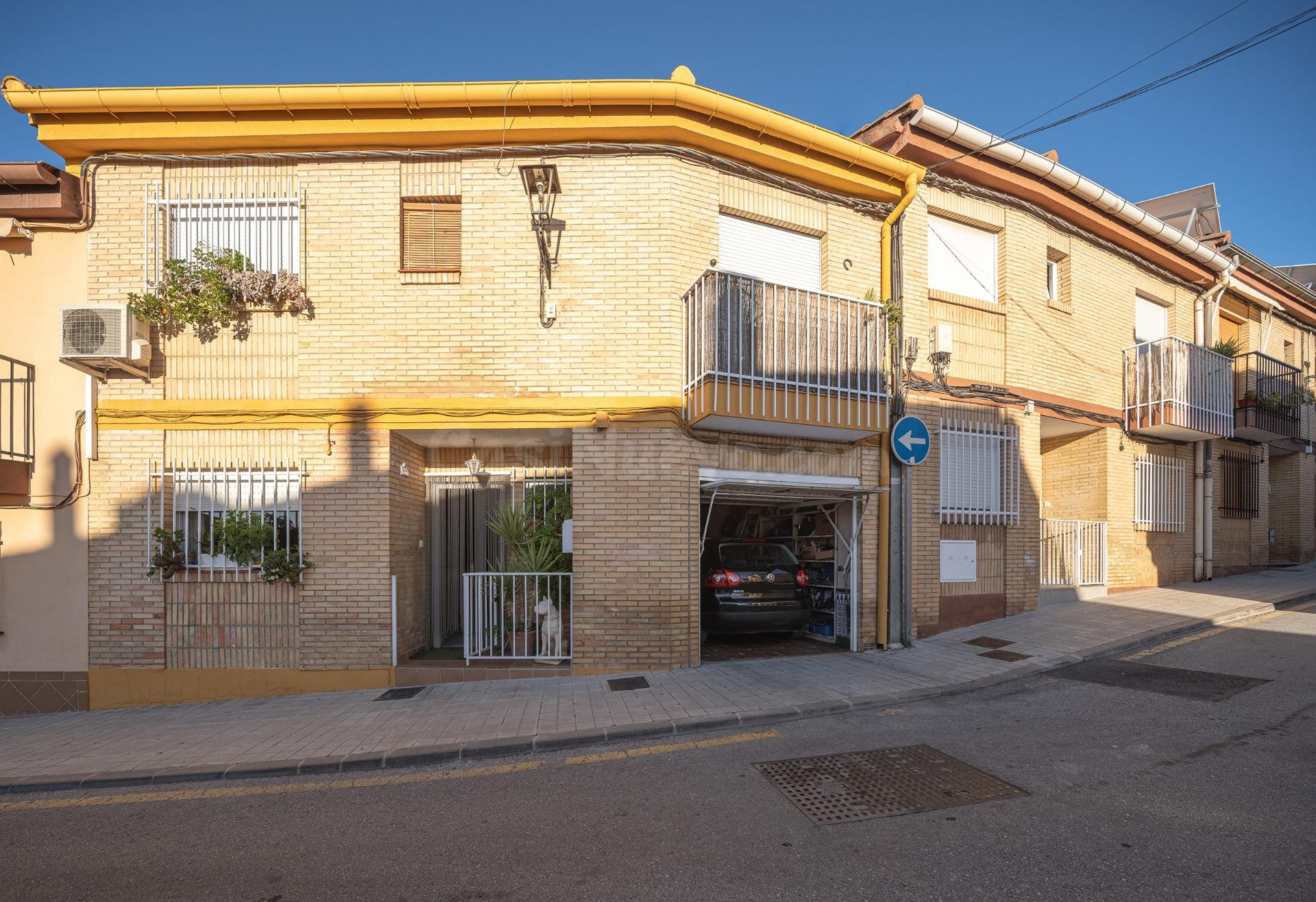 En venta casa adosada al principio de Huétor Vega
