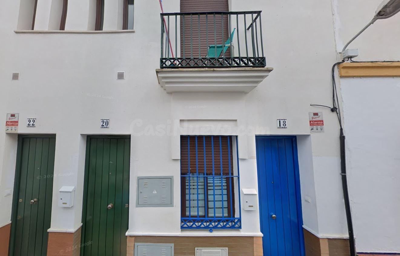 Se vende casa adosada OKUPA en Ayamonte (Huelva). - foto 2