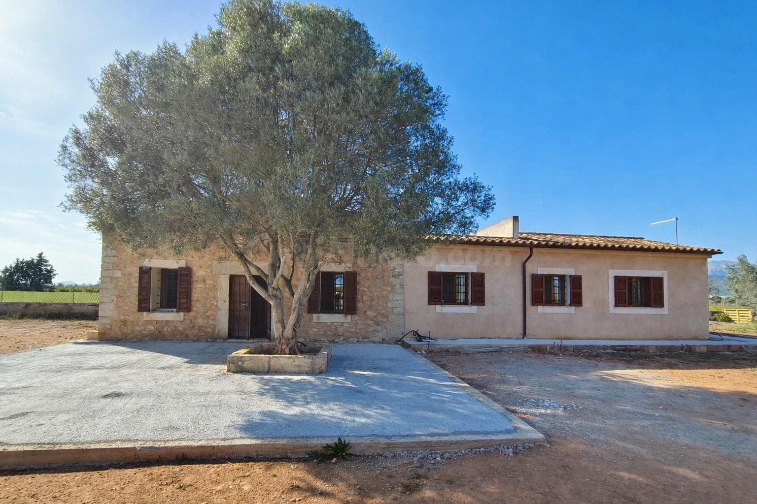FINCA CON CASA DE DOS habitaciones EN BINISSALEM