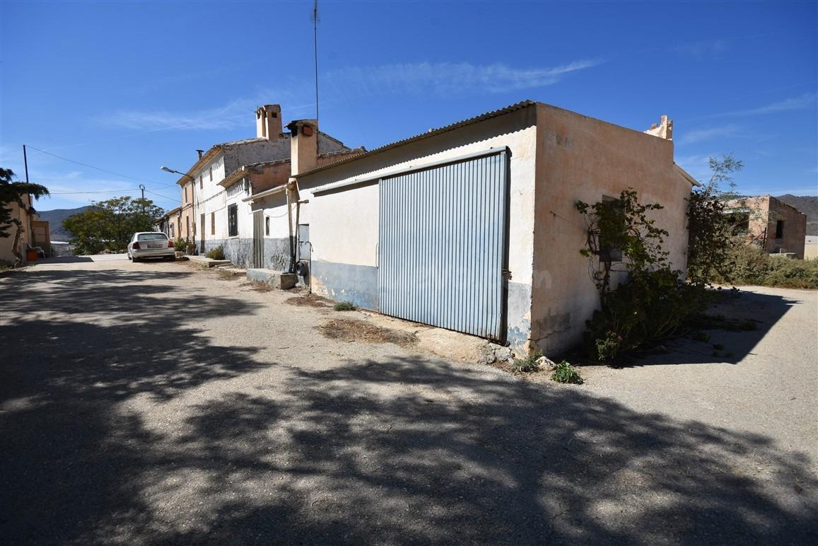 Terreno rustico enorme en zona de gran belleza, con edificio