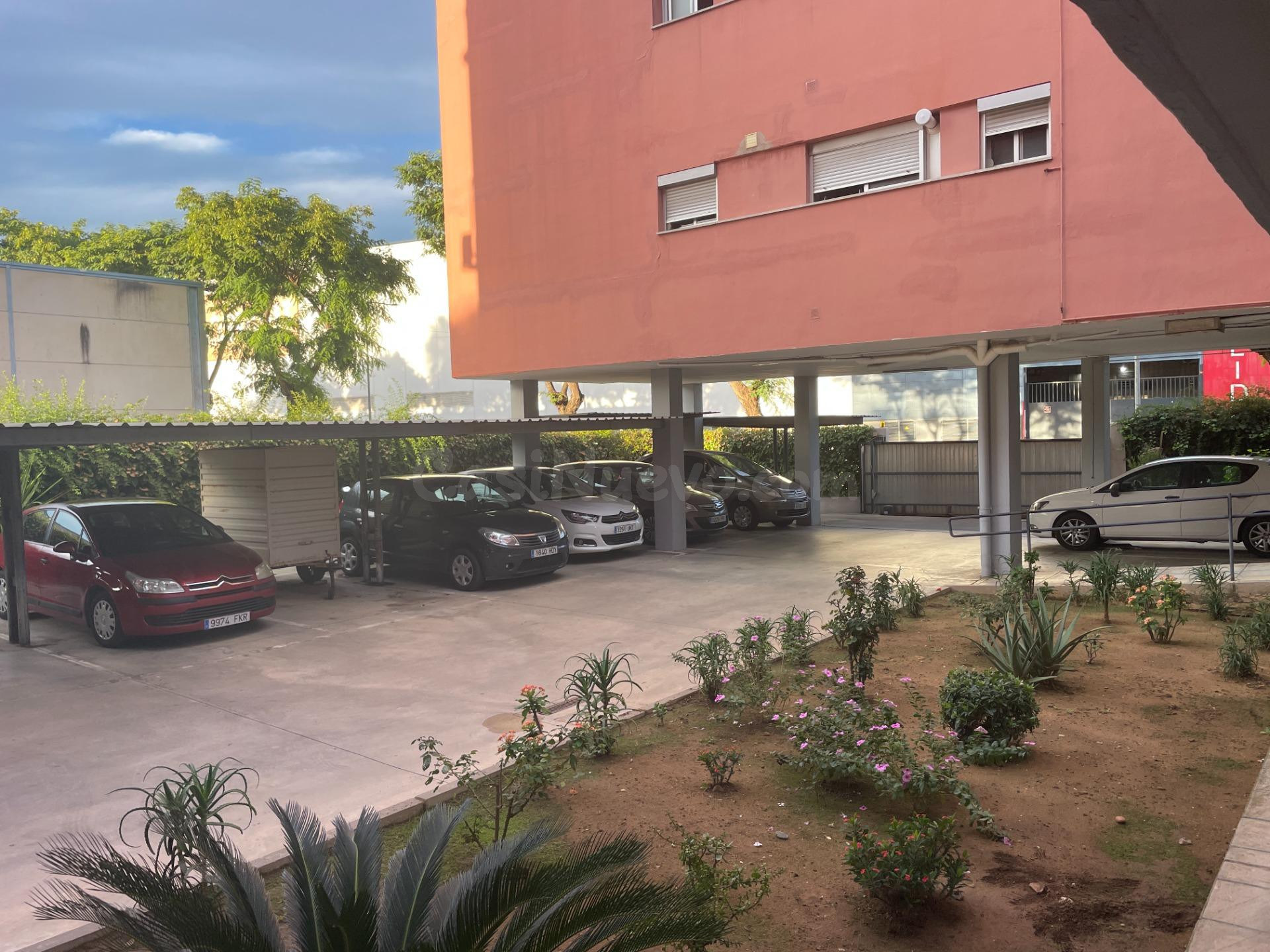 Piso luminoso con garaje y zonas ajardinadas en Calle Erilla