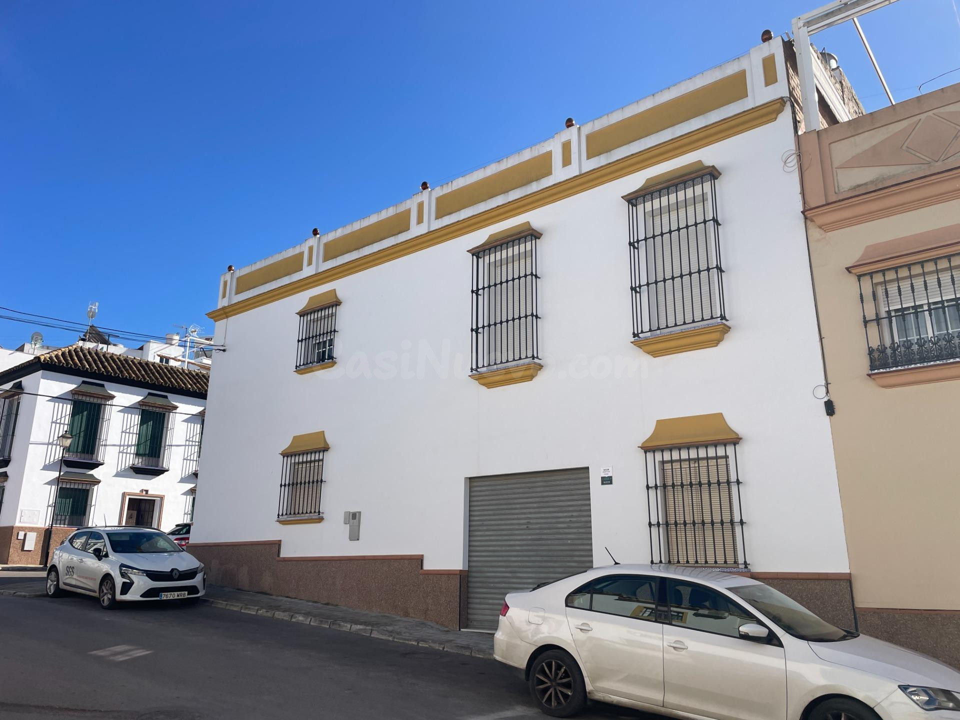 Gran casa familiar más local comercial y cochera en zona Nec - foto 2