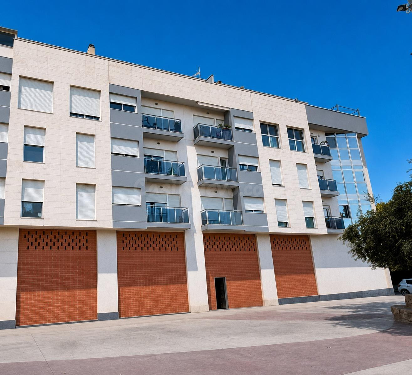 Local de 450 m2 con cambio de uso en zona premium de Beniel