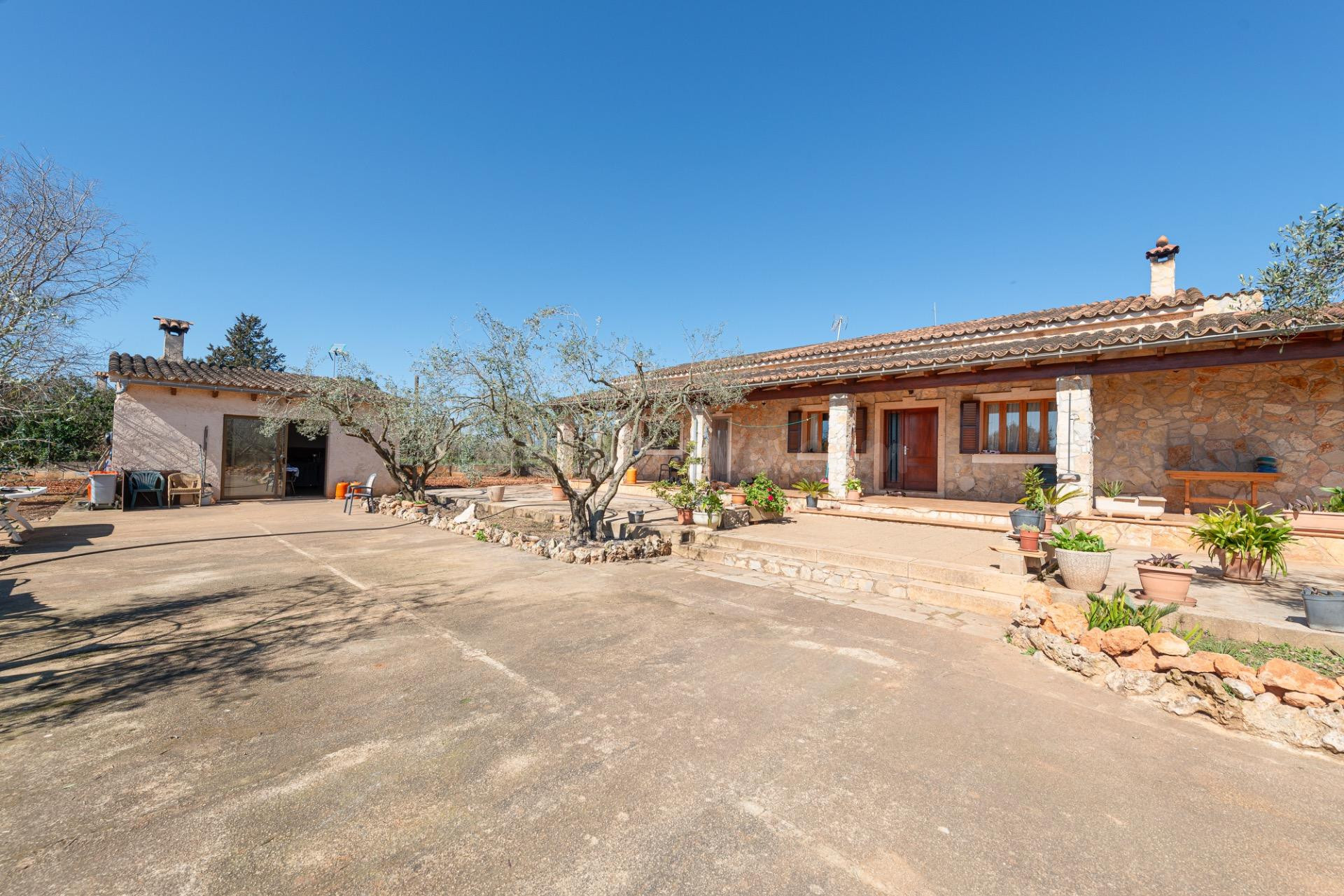 Exclusiva finca rústica con residencia unifamiliar y vistas a la Tramuntana en Inca – Privacidad, elegancia y auténtico estilo de vida mediterráneo