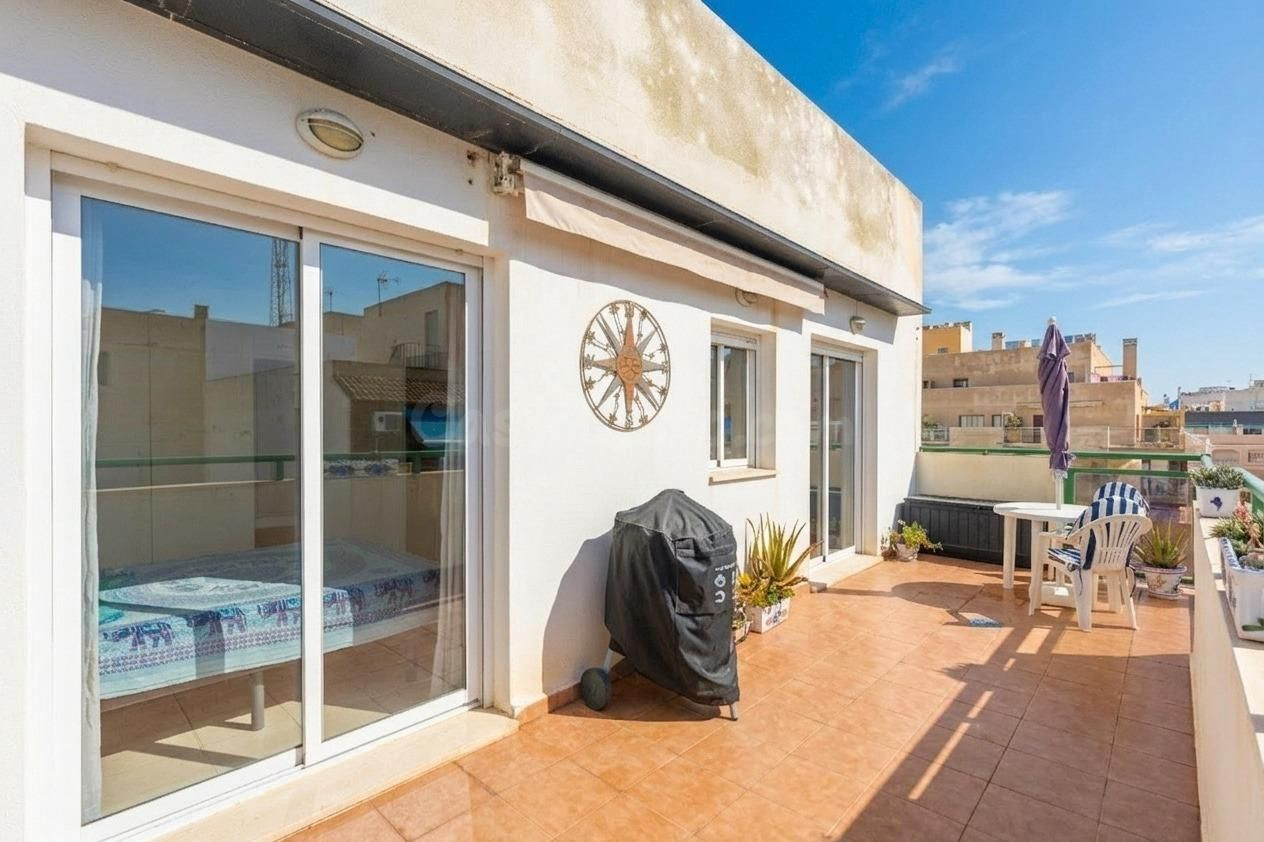 Ático con terraza de 18m2 a 50 metros de la Playa de Los Loc