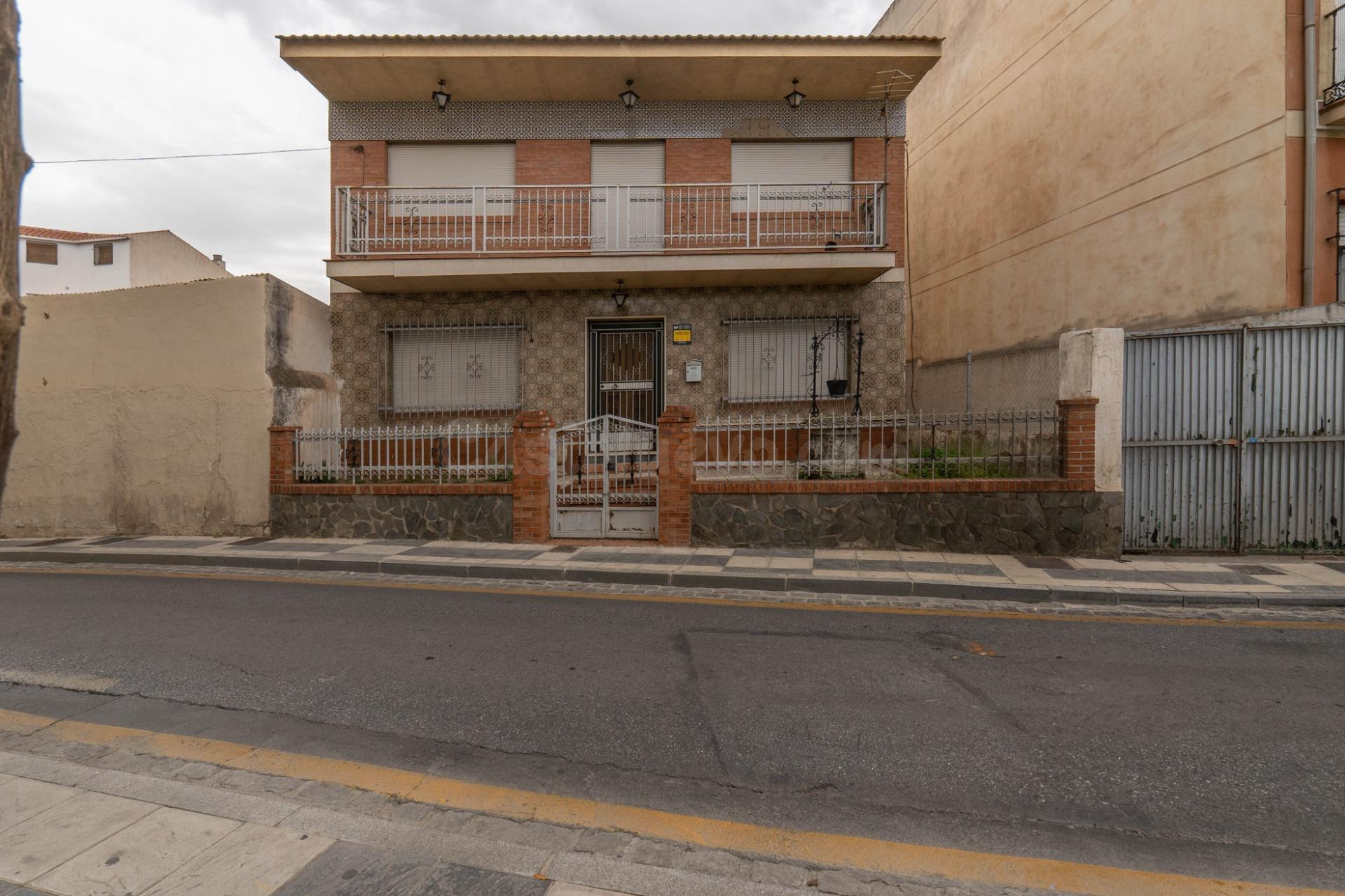 SE VENDE CASA CON UNA PARCELA DE 518 m2 (EN EL CENTRO DE LOS OGÍJARES).