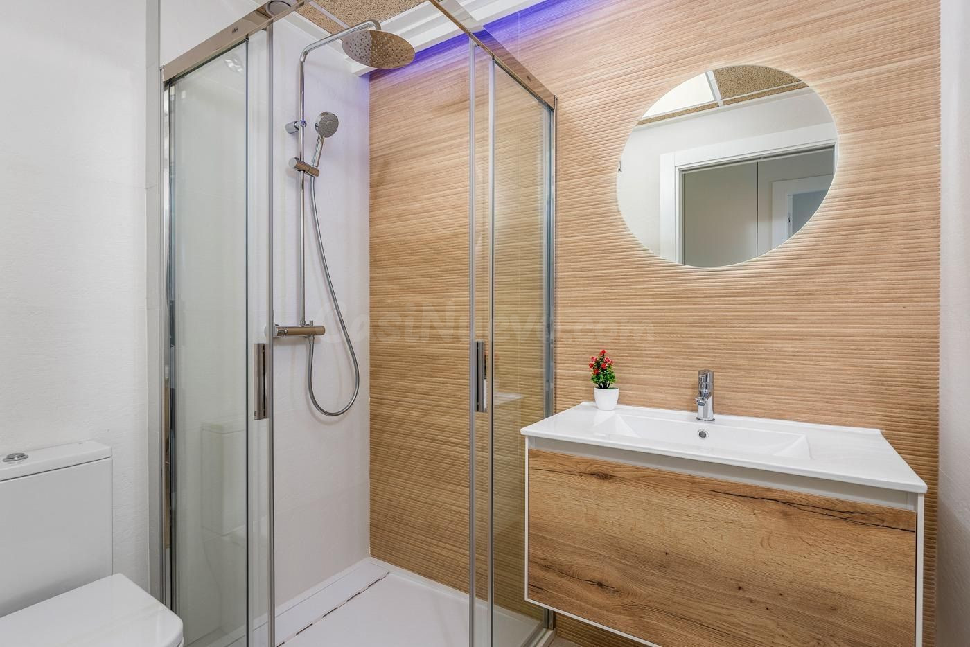 Bungalow Moderno de 2 Dormitorios y 2 Baños con Gran Piscina - foto 5