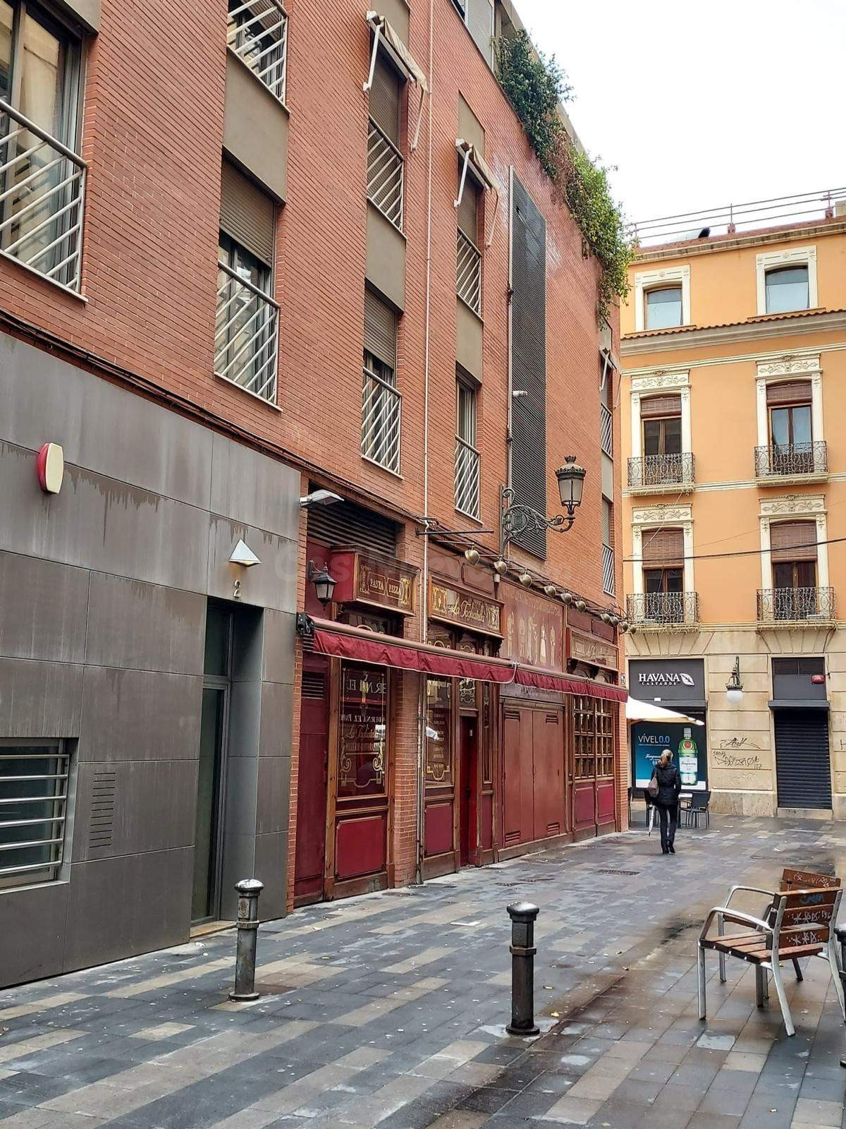 Elegante vivienda en esquina con garaje en pleno centro de A