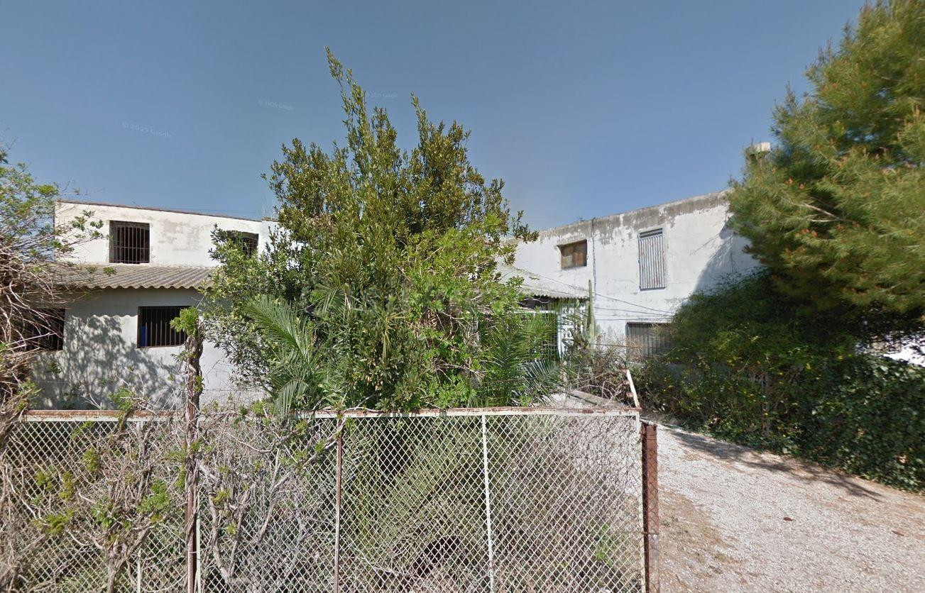 Se vende finca rústica OKUPADA en Polígono 21 Número 96 de G