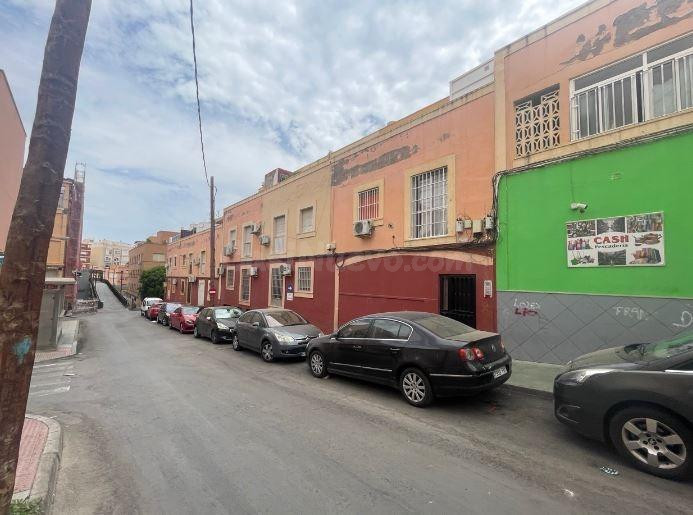 SE VENDE piso OKUPA en C CL JUAN GOYTISOLO 21 de Almería - foto 2
