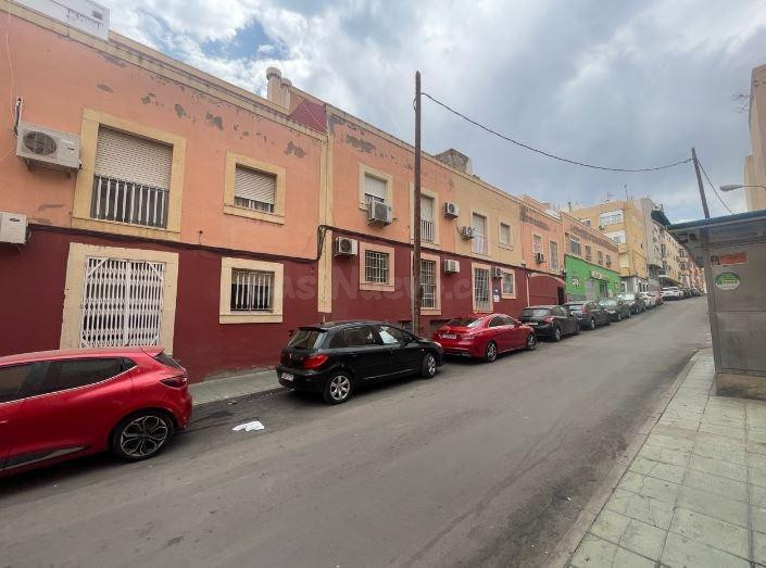 SE VENDE piso OKUPA en C CL JUAN GOYTISOLO 21 de Almería - foto 3