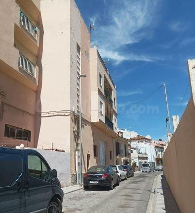 SE VENDE piso OKUPA en C CL ISAAC ALBENIZ,1 Bl:P Esc:1 Pl:1 - foto 2