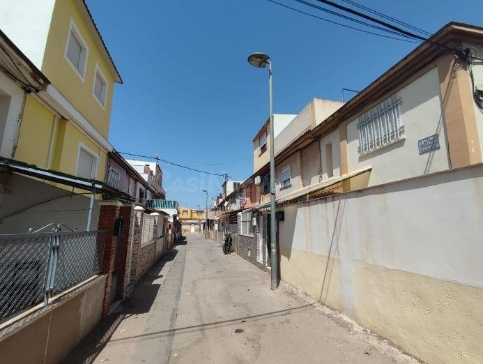 SE VENDE casa adosada OKUPA en C Alc.Conesa Balanza-V.Cari 1 - foto 2