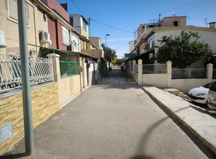 SE VENDE casa adosada OKUPA en C Alc.Conesa Balanza-V.Cari 1 - foto 3