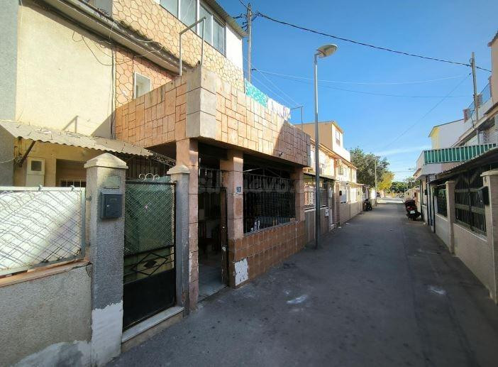 SE VENDE casa adosada OKUPA en C Alc.Conesa Balanza-V.Cari 1 - foto 4