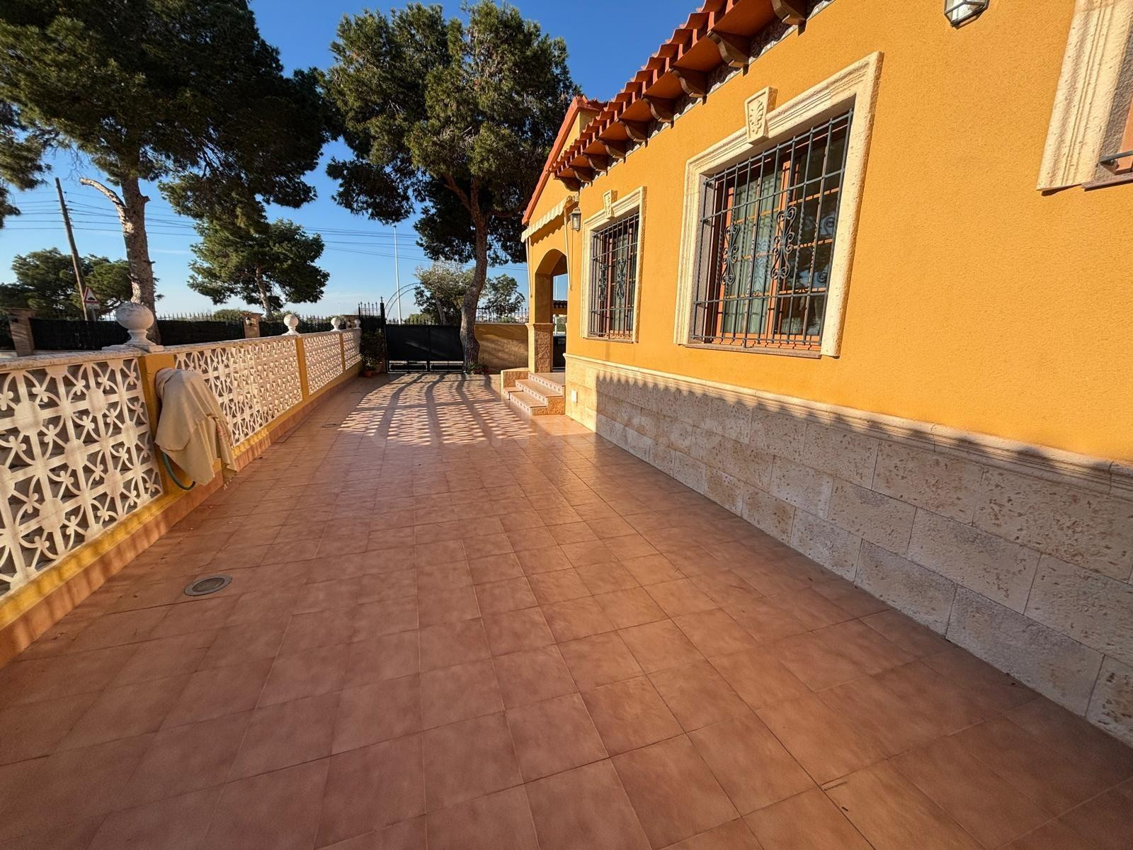 Chalet adosado reformado a solo 275m del mar en Punta Prima - foto 2