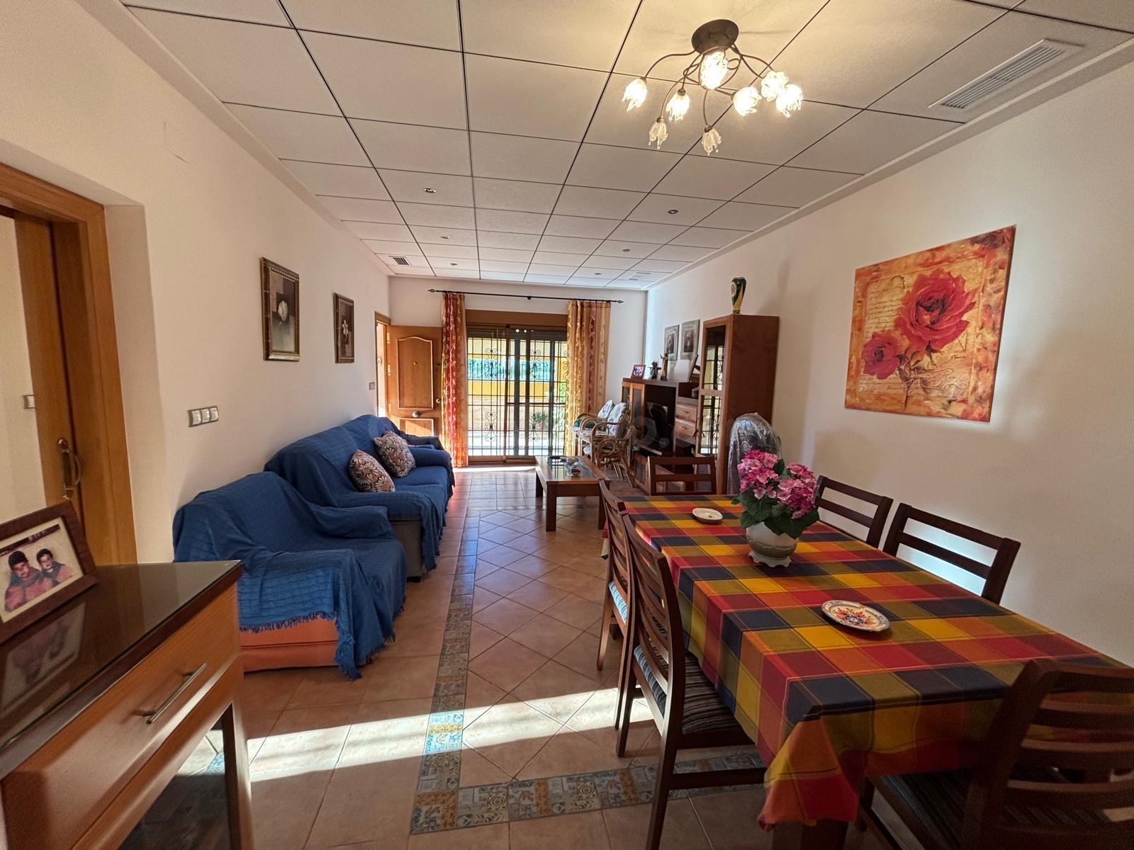 Chalet adosado reformado a solo 275m del mar en Punta Prima - foto 3
