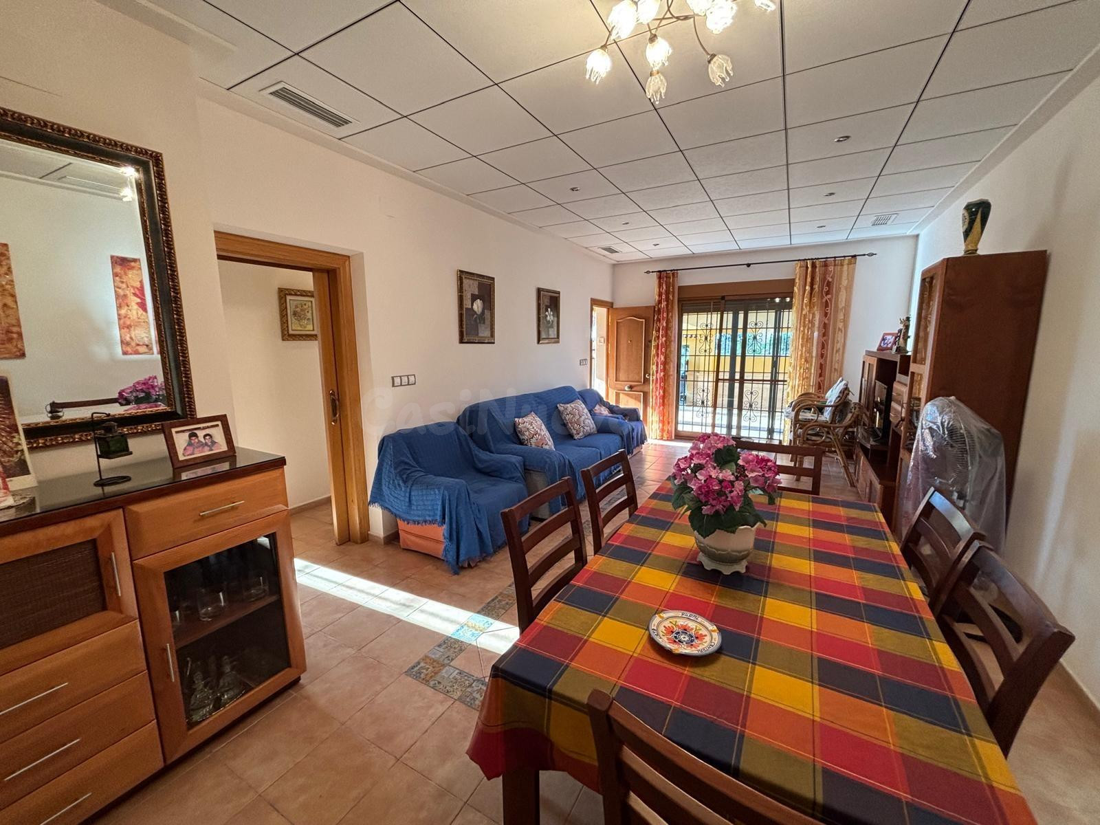 Chalet adosado reformado a solo 275m del mar en Punta Prima - foto 4