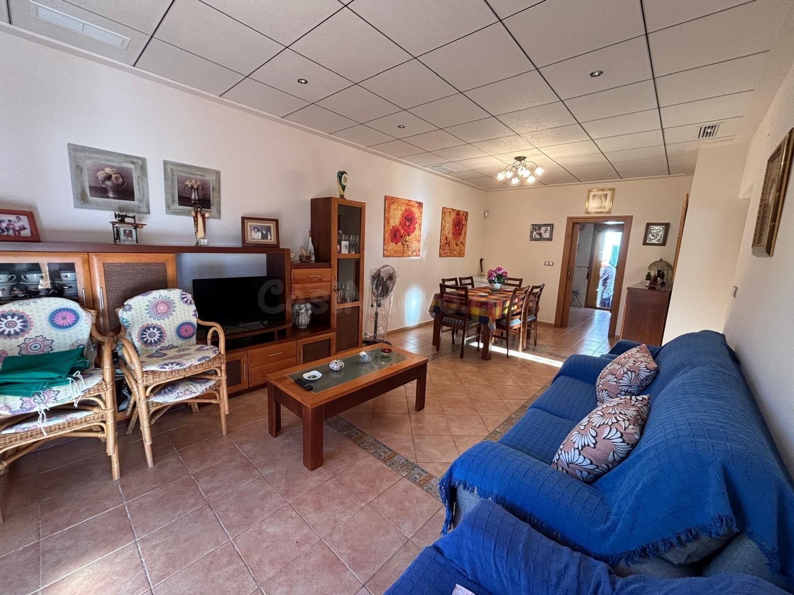 Chalet adosado reformado a solo 275m del mar en Punta Prima - foto 5