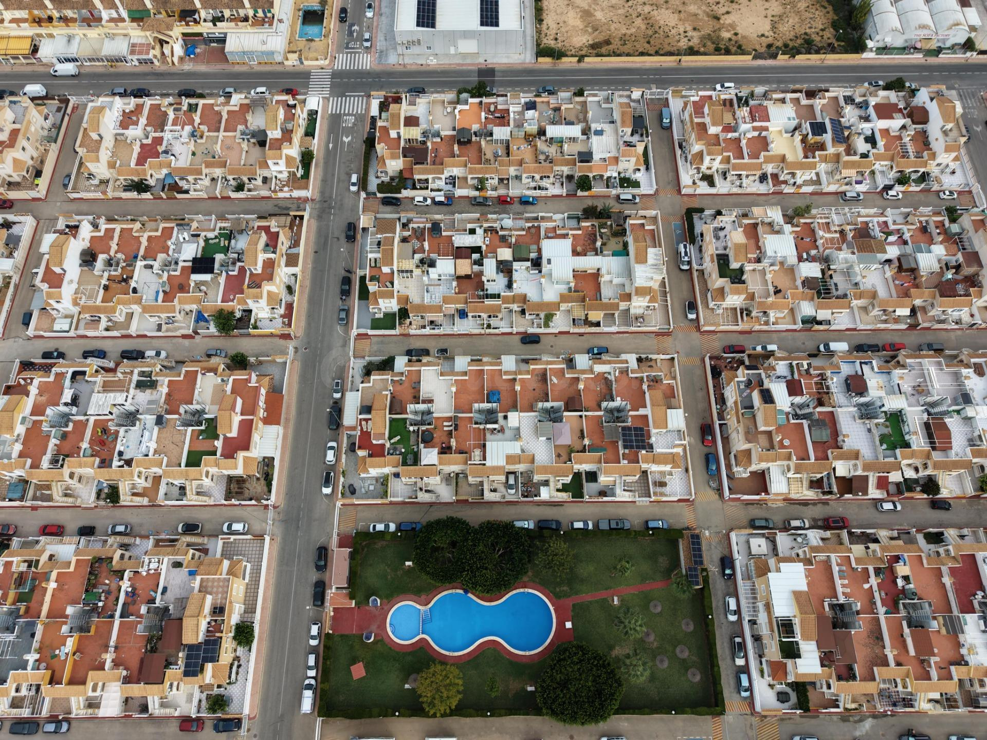 Bungalow en planta alta con solárium privado y piscina – Alt - foto 2