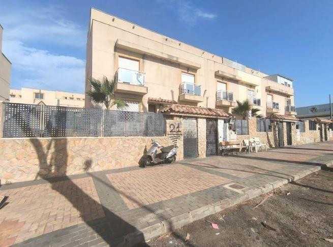 SE VENDE casa adosada OKUPA en C Del Cementerio 141 de Ñgu - foto 3