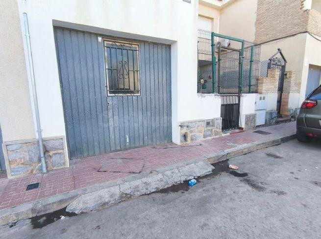 SE VENDE casa adosada OKUPA en C Rio Nalón 14 de Torre-Pach - foto 2