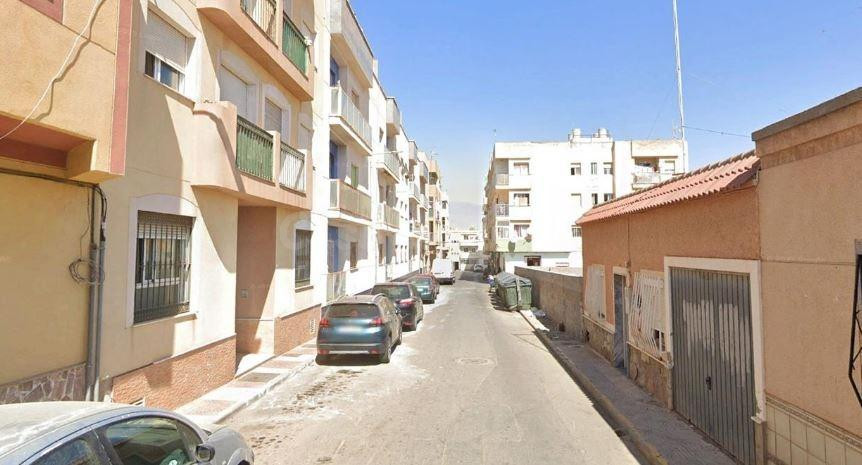 SE VENDE piso OKUPA en C GENERAL PRIM 3 de Roquetas de Mar - foto 2