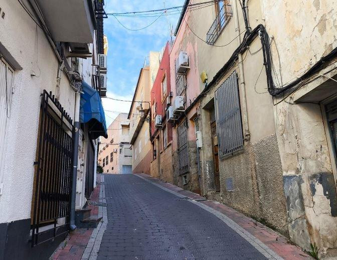 SE VENDE casa adosada OKUPA en C Cid Campeador 21 de Molina - foto 2