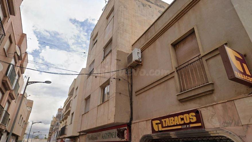 SE VENDE piso OKUPA en C Pablo Picasso 25 de Roquetas de Mar - foto 2