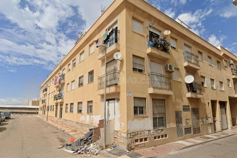 SE VENDE piso OKUPA en C Ines de Roquetas de Mar - foto 2