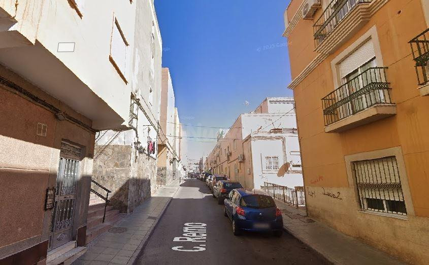 SE VENDE piso OKUPA en C FRAGATA 2 de Almería - foto 2
