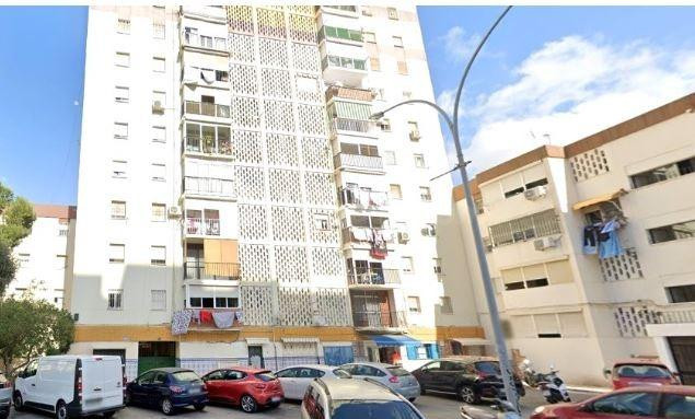 SE VENDE piso OKUPA en C Deva 14 de Málaga - foto 2