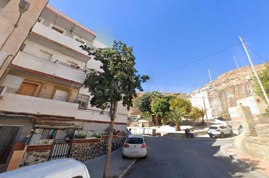 SE VENDE piso OKUPA en C Revda Madre M Micaela 81 de Almerí - foto 2