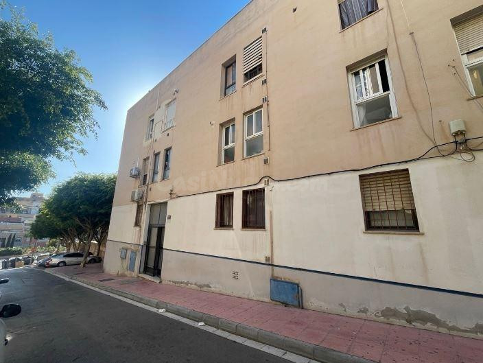 SE VENDE piso OKUPA en C Huesca 1 de Almería - foto 2