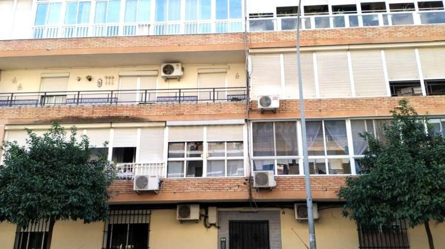 SE VENDE piso OKUPADO en Calle Ciudad De Burjassot Nº 4 Sevi - foto 2
