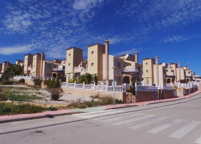 SE VENDE casa adosada OKUPA en C Pau 27 varios de Orihuela - foto 2