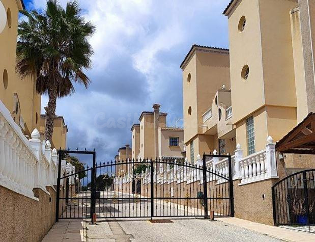 SE VENDE casa adosada OKUPA en C Pau 27 varios de Orihuela - foto 3