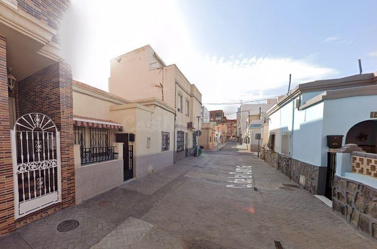 SE VENDE piso OKUPA en C Calle De La Curva 7 de Almería - foto 2