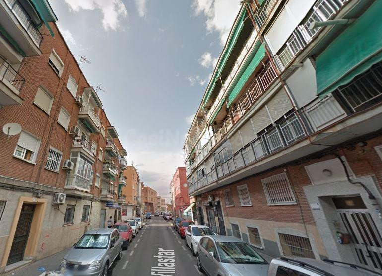 SE VENDE piso OKUPA en C Calle Villastar 33 de Madrid - foto 2