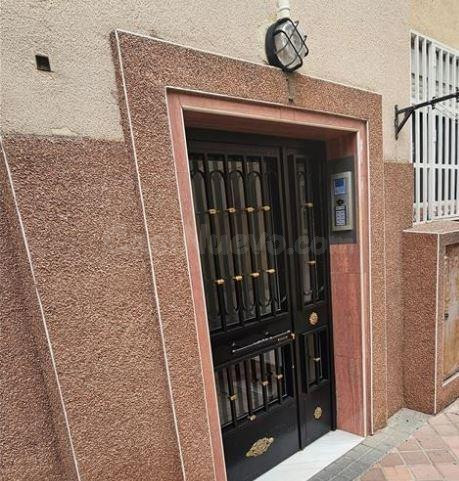 SE VENDE piso OKUPA en C Plaza Martinez De La Riva 1 de Madr - foto 2