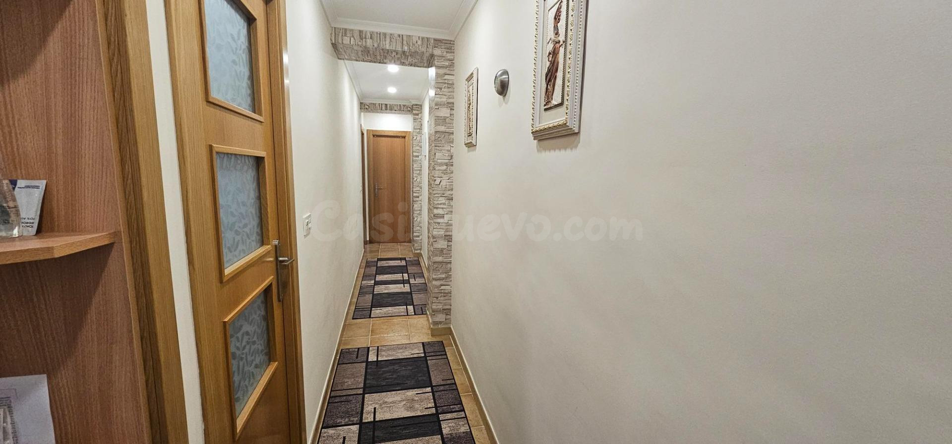 Apartamento totalmente reformado en el centro de Guardamar, cerca de los parques y la playa. - foto 4