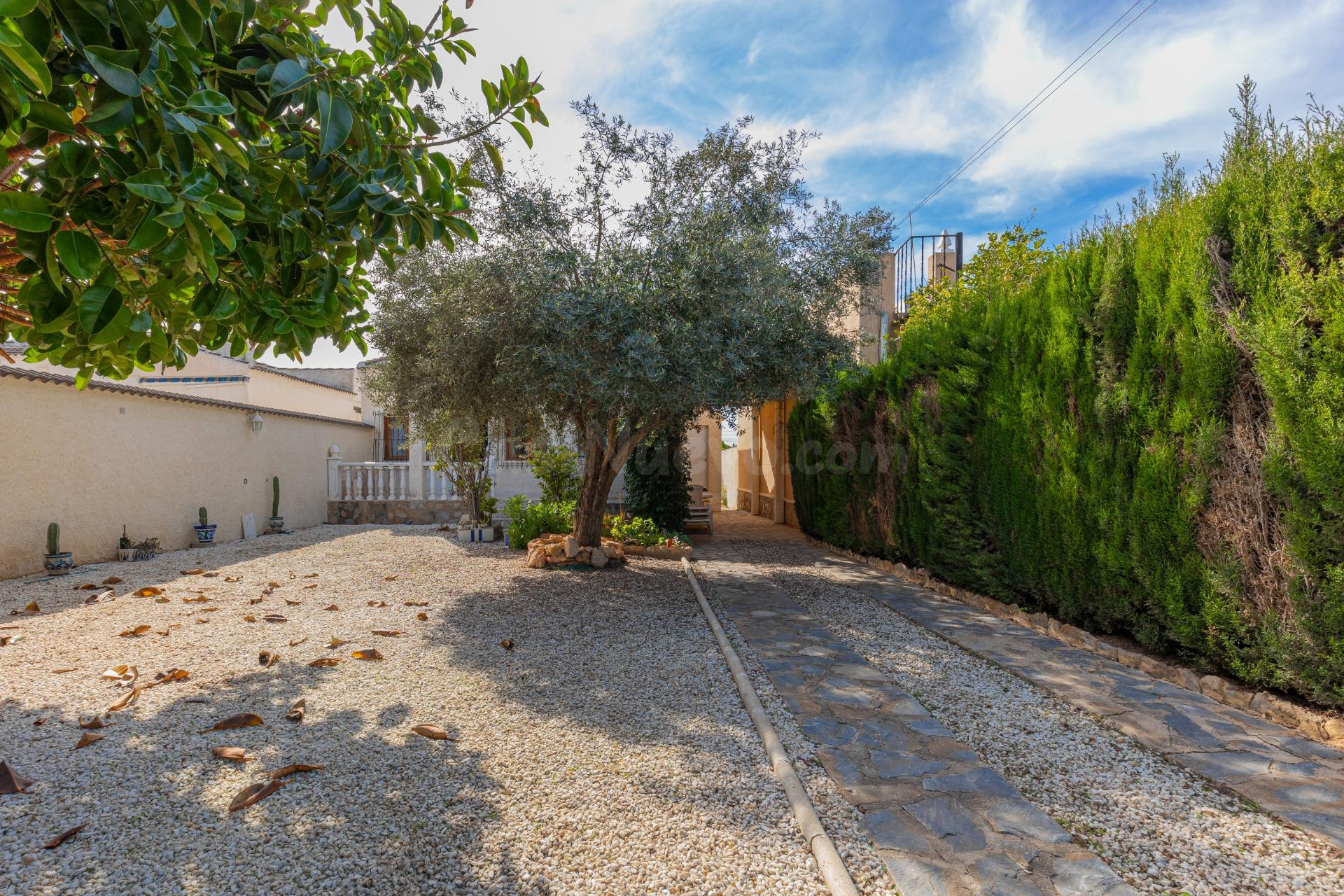 Oportunidad: Chalet con gran parcela de 317 m2 en El Chaparr