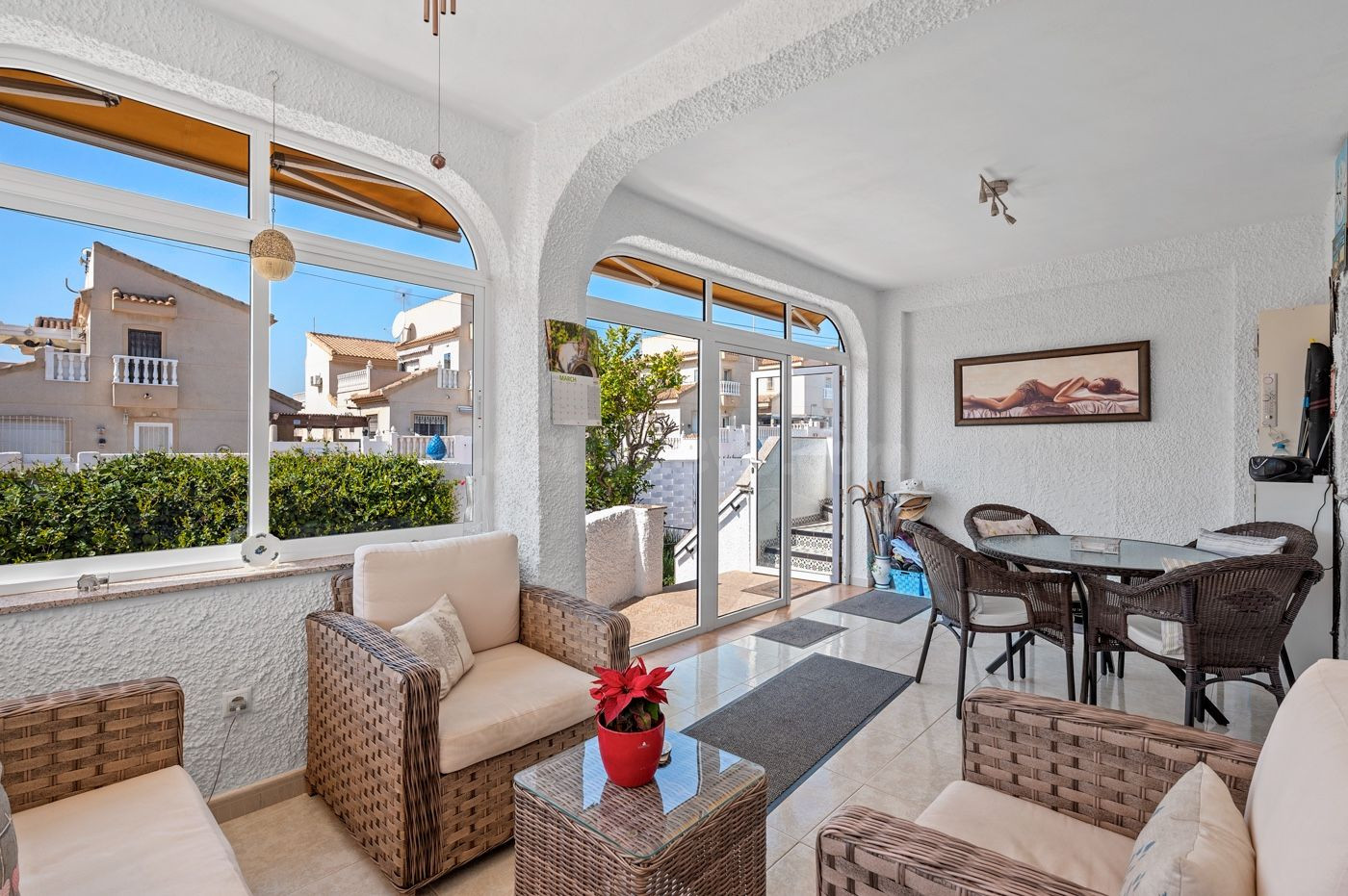 Chalet en parcela de 500 m2 con piscina, garaje y casita de  - foto 4