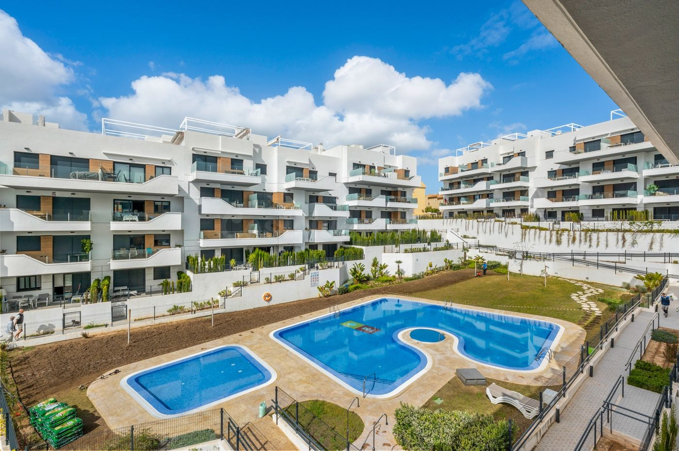 Elegante vivienda de 2 dormitorios y 2 baños en complejo privado – Orihuela Costa