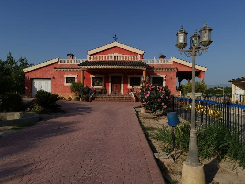 Venta de chalet en Bigastro, de 280m2 con 4 dormitorios y 3  - foto 2