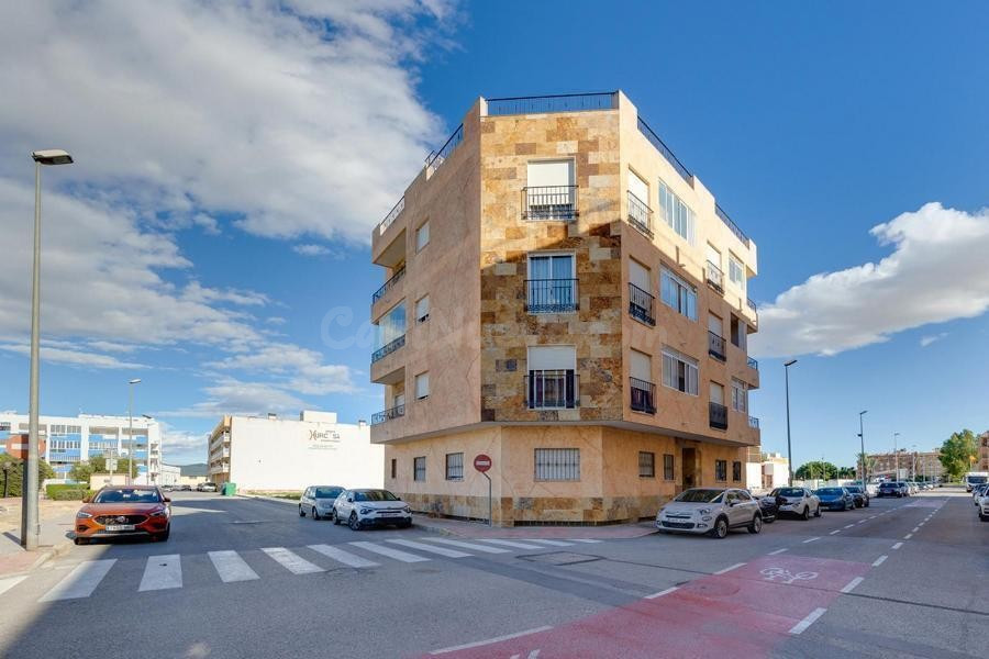 Venta de piso en Almoradi, de 99m2 con 2 dormitorios y 2 baños