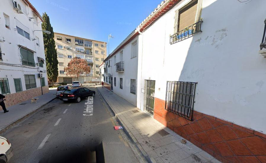 SE VENDE piso OKUPA en C Calle Antonio Machado 5 de Granada - foto 2