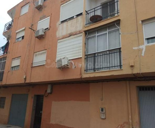 SE VENDE piso OKUPA en C Olivo El 15 de Almería - foto 2