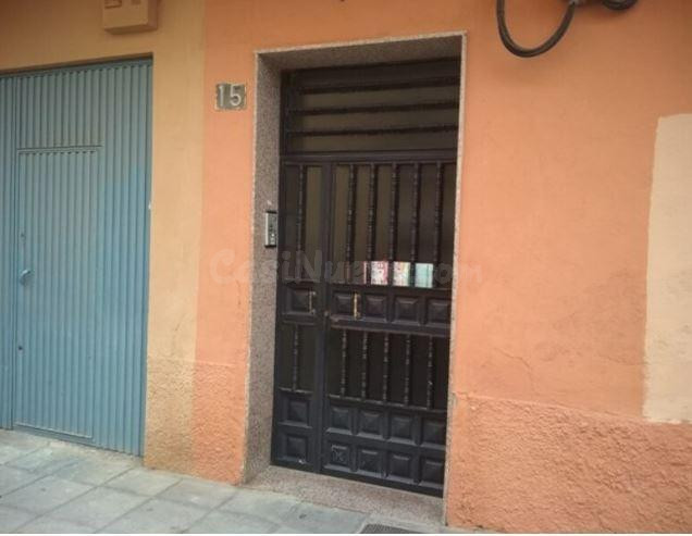 SE VENDE piso OKUPA en C Olivo El 15 de Almería - foto 3