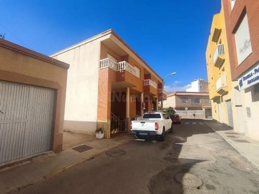 SE VENDE casa OKUPADA en C Galeotes 6 de Ejido (El) - foto 2